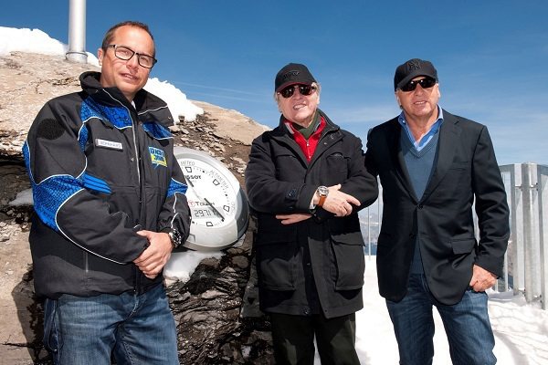 天梭表建造Glacier 3000雪山的峰頂索橋，首席執行長Bernard Tschannen、天梭表全球總裁添寶和Marcel Bach合影。圖／Tissot提供