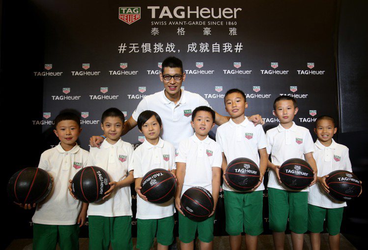 TAG Heuer 豪雅全球品牌大使林書豪與小朋友一起無懼藍球挑戰。圖／豪雅表提供