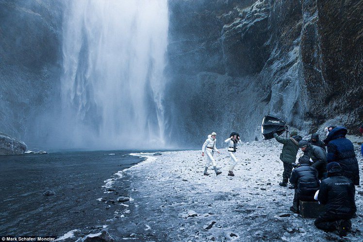人氣模特兒姊弟 Pyper 與 Lucky Smith，跑到冰島的荒郊野外完成超現實時尚攝影。圖／擷自每日郵報