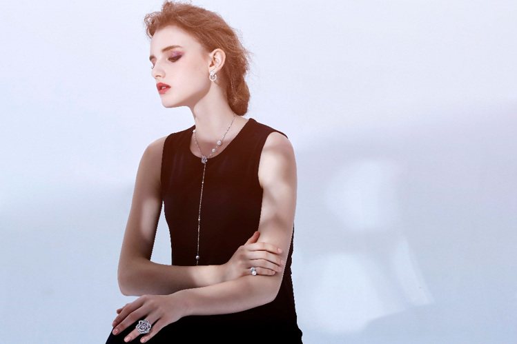 模特兒配戴Piaget Rose珍珠玫瑰墜鍊、耳環和指環。圖／伯爵提供