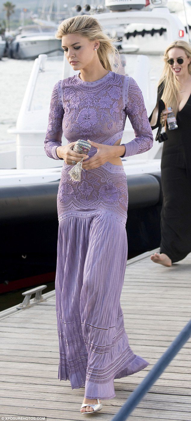 Kelly Rohrbach 一襲紫色鏤空洋裝，被發現與男友的前女友Toni Garrn 的造型相似。圖／擷自每日郵報