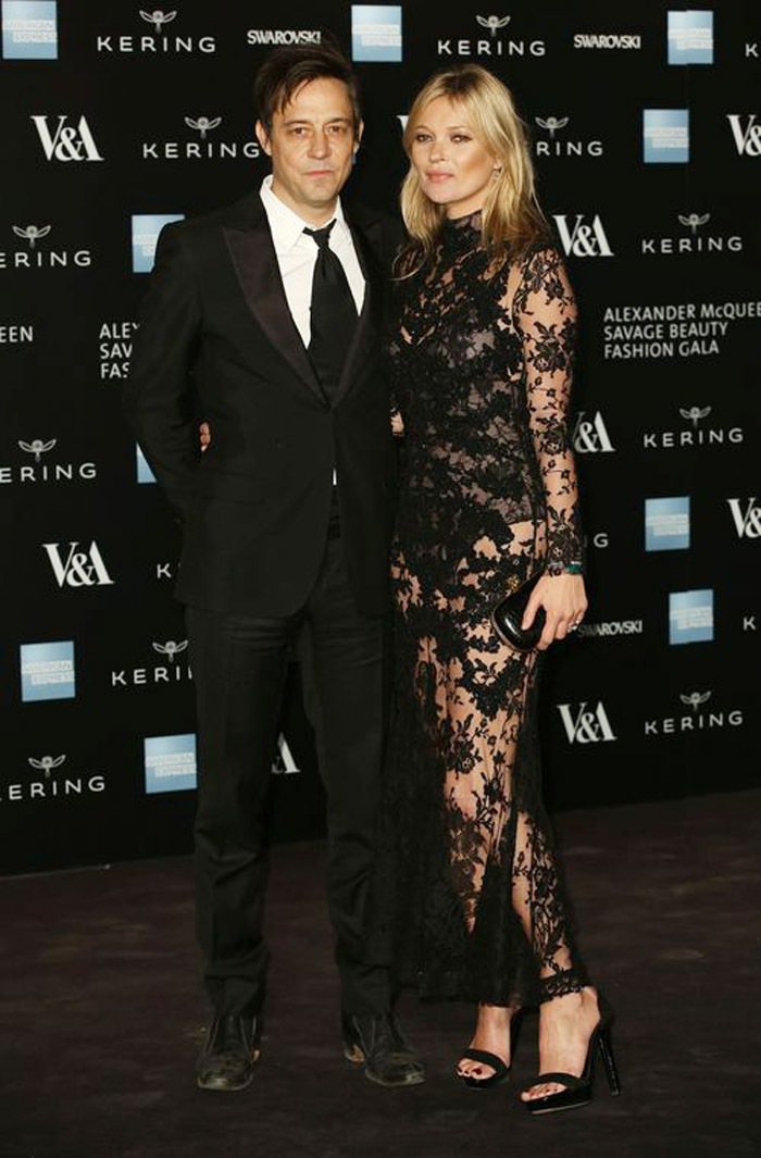 凱特摩絲夫婦一同參加英國V&A博物館「Alexander McQueen：Savage Beauty」展覽活動。圖／達志影像