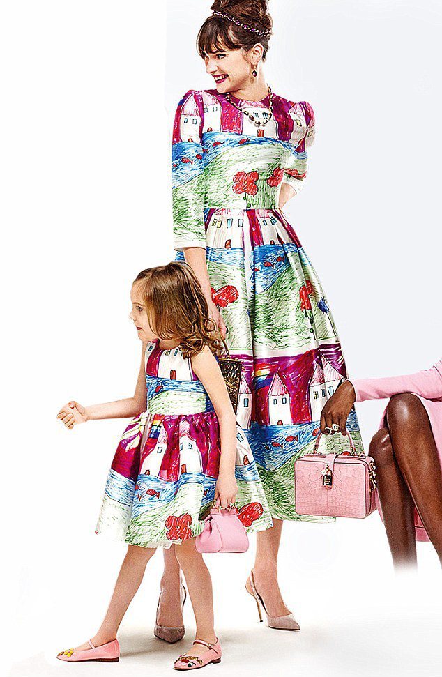 原版Dolce & Gabbana洋裝充滿童趣塗鴉。圖／擷自每日郵報