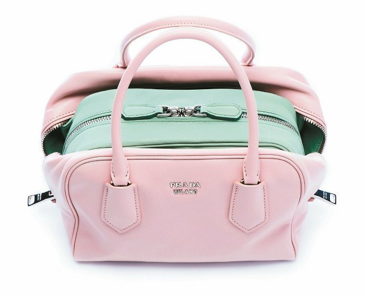 PRADA Inside Bag呈現撞色的優雅，售價(大)107,500元、(中)95,000元、 (小)84,500元。 圖／PRADA提供
