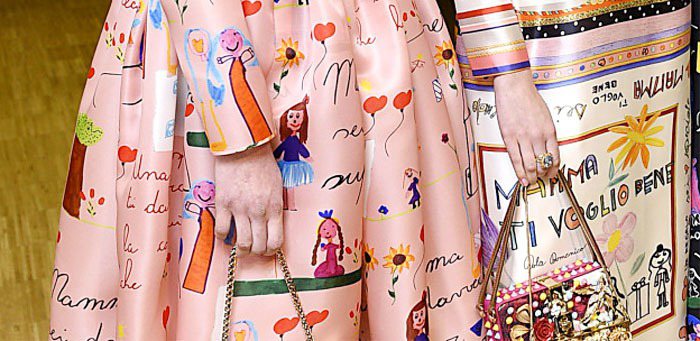 不太工整的線條、未經修飾的筆觸，孩童風格的塗鴉印在 Dolce & Gabbana 2015秋冬許多服裝單品上。圖／達志影像