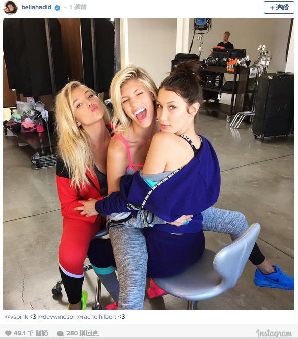 Bella Hadid（中）po 出和 Devon Windsor、Rachel Hilbert 兩位維多利亞的秘密模特兒為 VS Pink 系列拍攝時的工作照。圖／擷取自instagram