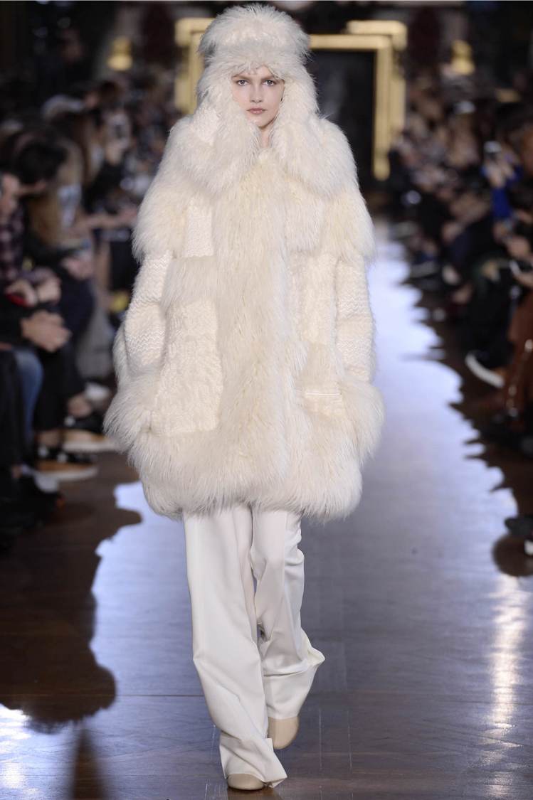 Stella McCartney本季出現皮草大衣，但不必擔心，這件大衣是人造皮草製成的。圖／Club Designer提供