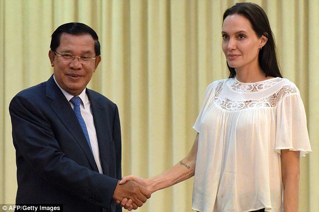 安潔莉娜裘莉造訪柬埔寨，和首相洪森見面。圖／擷取自英國每日郵報