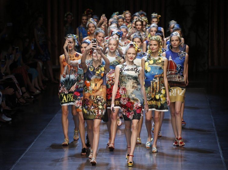 Dolce & Gabbana新裝以義大利各大景點的印花洋裝，詮釋義大利時尚。圖/美聯社
