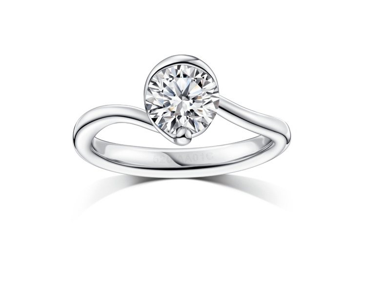 完美一爪鑲PT950鉑金30分美鑽戒指One Love推薦價44,000元起。圖／周大福提供