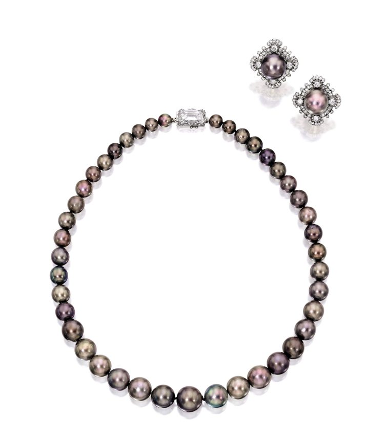 考德雷珍珠項鍊以4,108萬港元成交（約合台幣1億7千447萬元），刷新天然灰珍珠項鍊的拍賣紀錄。圖／香港蘇富比提供
