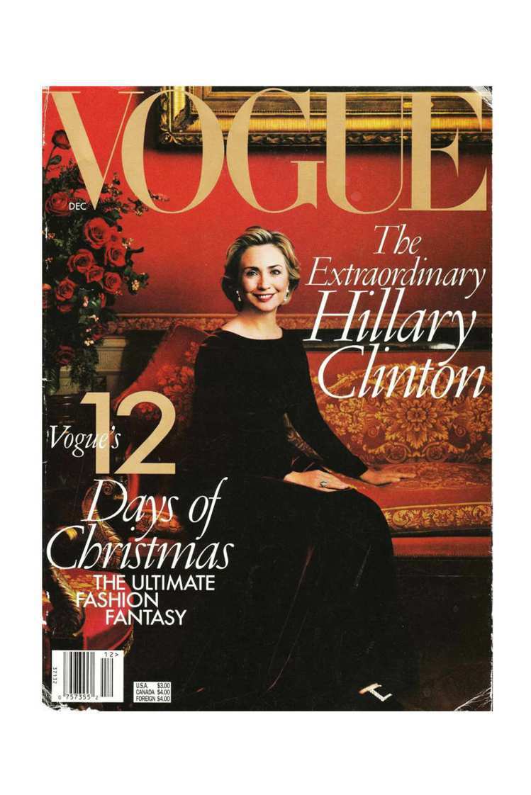 希拉蕊是第一位登上 VOGUE雜誌封面的第一夫人，但她這麼做是為了挽救柯林頓的政治前途。圖／翻攝VOGUE雜誌