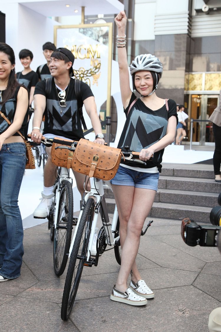 「MCM遇見台北 - M Bike活動」，小S興奮地騎上Ｍ Bike。圖／MCM提供