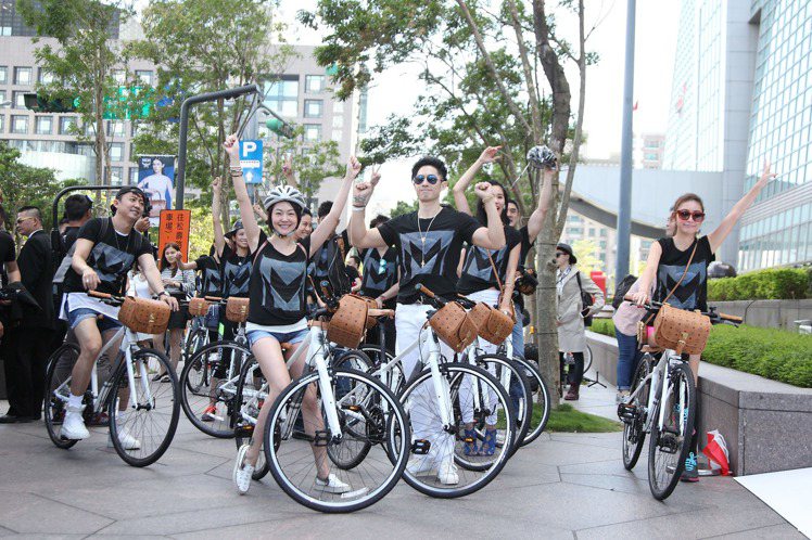 「MCM遇見台北 - M Bike活動」，與MCM及時尚嘉賓們一同完成城市摩登之旅。圖／MCM提供