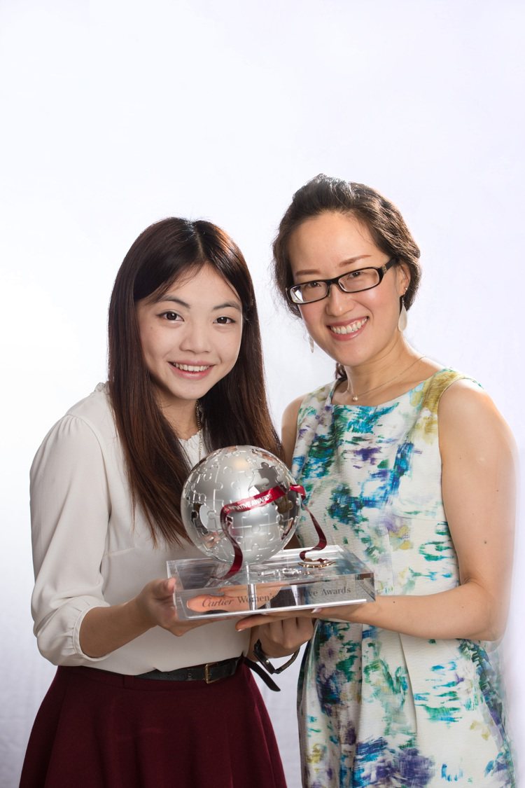 「卡地亞靈思湧動女性創業家獎」亞太區獎項頒給台灣的周涵（左）和黃孟淳。圖／卡地亞提供
