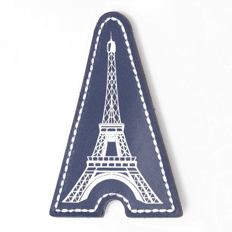 Bonbon包獨家皮革徽章Paris主題：巴黎鐵塔。圖／Longchamp提供