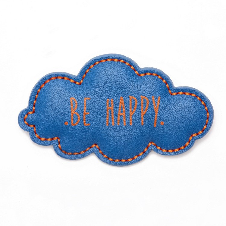 Bonbon包獨家皮革徽章Love主題：Be Happy。圖／Longchamp提供