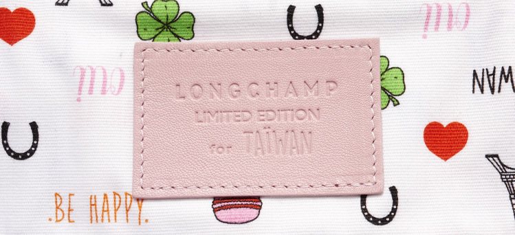 Longchamp 於Bonbon包內印製專屬台灣的粉紅皮牌。圖／Longchamp提供
