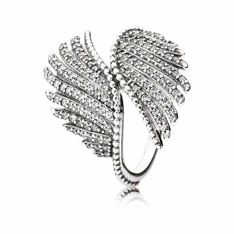 PANDORA鳳凰羽毛鋯石純銀戒指，4,180元。圖╱PANDORA提供