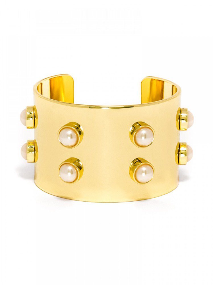 Olivia Palermo設計的珍珠鉚釘寬手鐲，38美金。圖╱摘自BaubleBar