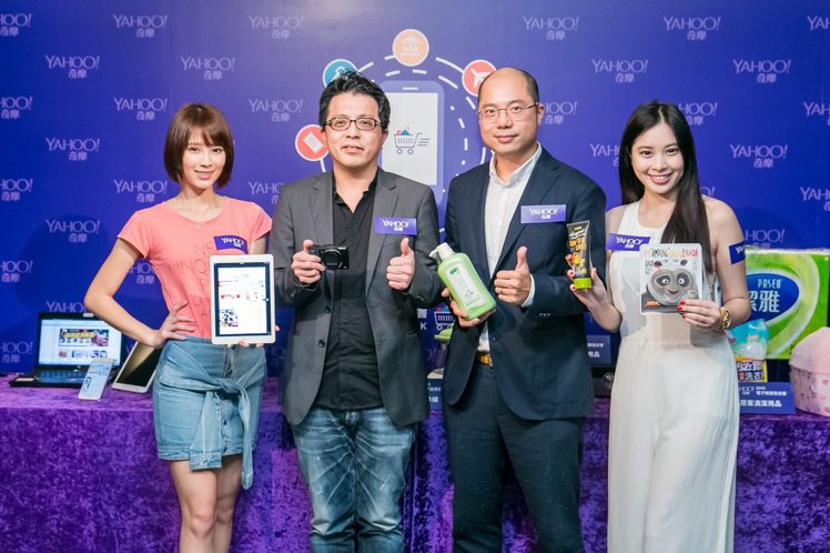 (由左至右)學生消費者族群代表、Yahoo台灣暨電子商務事業群副總裁王志仁、Yahoo亞太區消費者研究暨數據分析資深經理蘇建勳、上班族消費者族群代表共同展示行動。圖／Yahoo奇摩提供