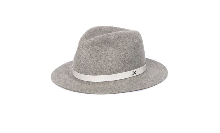 淺灰色羊毛淺頂軟呢帽，8,000元。圖／rag & bone提供