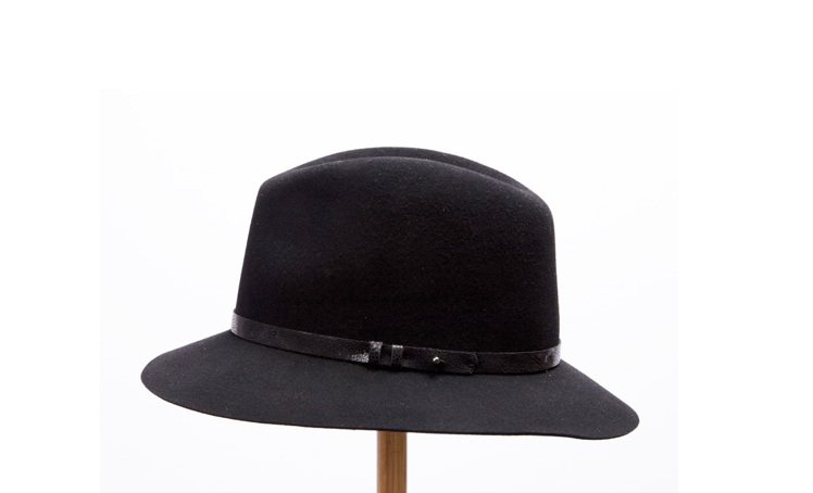 黑色皮繩綁帶垂墜帽沿淺頂軟呢帽，8,000元。圖／rag & bone提供