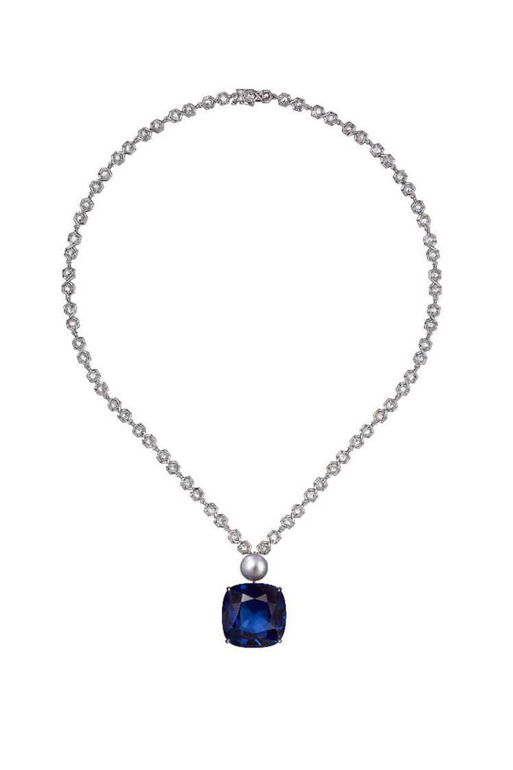 頂級珠寶系列Andaman項鍊，鉑金鑲崁一顆重44.47克拉枕形階梯式切割緬甸藍寶石，20.40格令淡灰色天然珍珠，玫瑰式切割鑽石，明亮式切割鑽石。圖／卡地亞提供