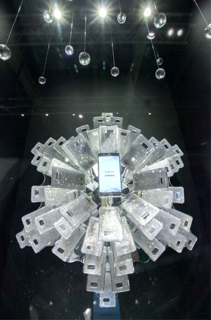 三星以施華洛世奇雪絨花水晶元素跨界合作，打造大型的創新水晶藝術，展現科技與水晶的精湛結合。圖／施華洛世奇提供