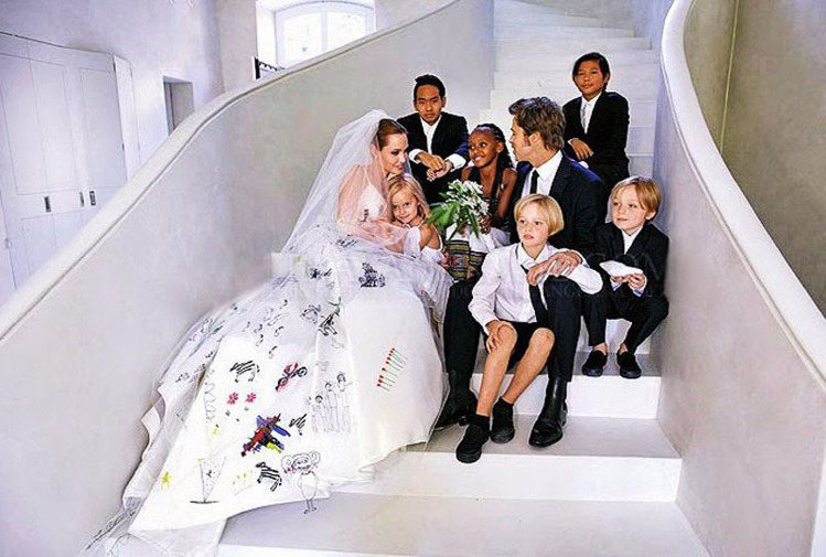 布裘當初在南法的婚禮溫馨低調，裘莉穿著由六個孩子們設計的婚紗出嫁。圖／擷取自knotsvilla.com