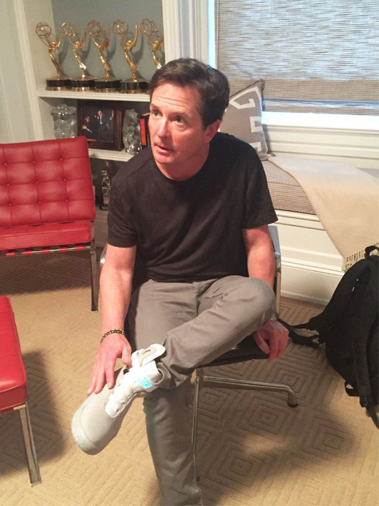 米高福克斯日前搶先穿上NIKE為他設計的Air Mag鞋，目前全球只有他一人擁有這雙鞋。圖／擷自米高福克斯twitter