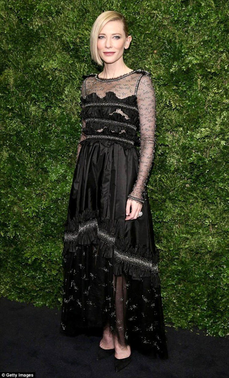 凱特布蘭琪穿CHANEL高級訂製服出席慈善晚宴。圖／擷取自fashionsizzle.com