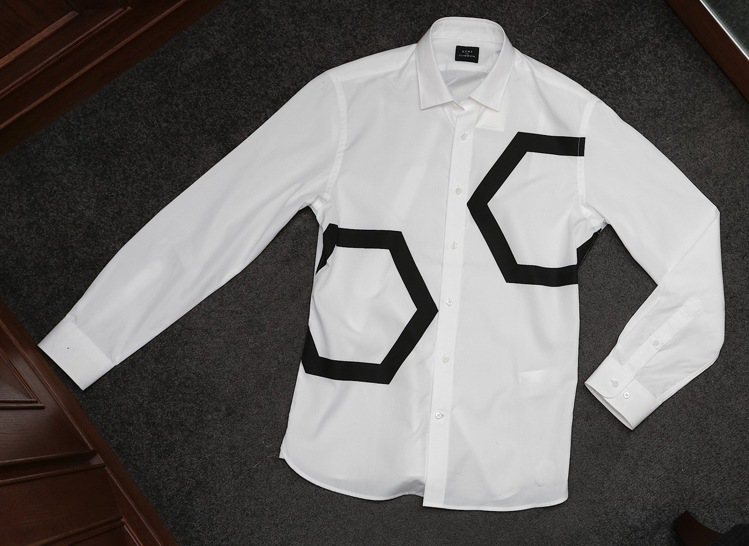 從招牌POLO衫獲得靈感的幾何六角襯衫。圖／Kent & Curwen提供