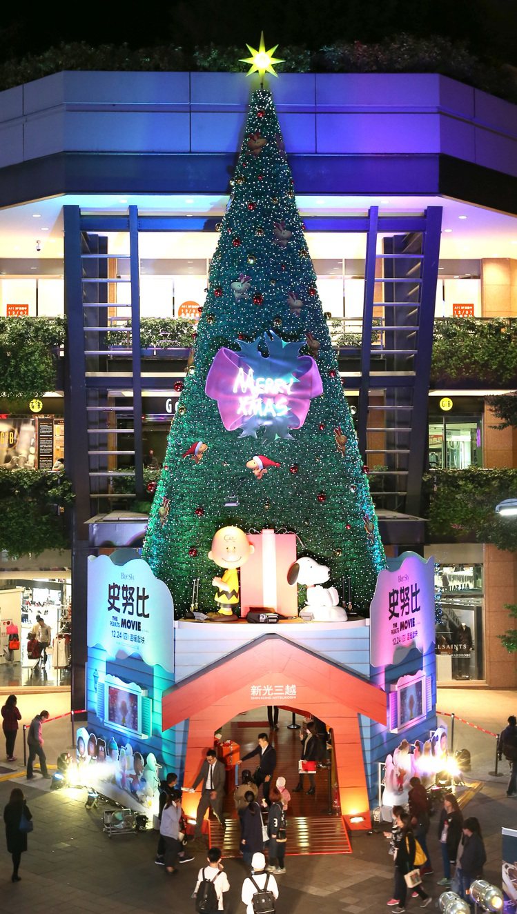 新光三越台北信義新天地A11前的耶誕樹以可愛的史努比為主題造型。記者林澔一／攝影