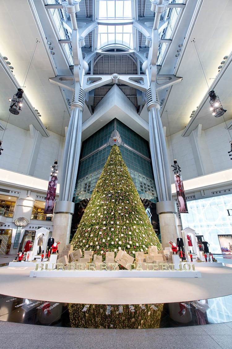 台北101購物中心4樓光之奇蹟樂園，佇立Buberry全球最大的耶誕樹。圖／台北101提供