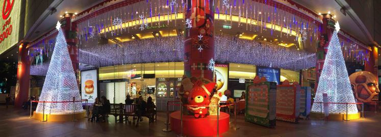 SOGO忠孝館大門口的吉祥物ThanQ與耶誕裝置。圖／SOGO提供