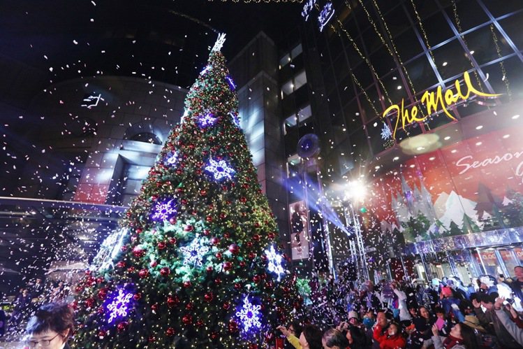 約12公尺高的「遠企耶誕樹」，與台北市的敦化南路綠蔭大道營造出濃濃過節氣氛。圖／遠企購物中心提供