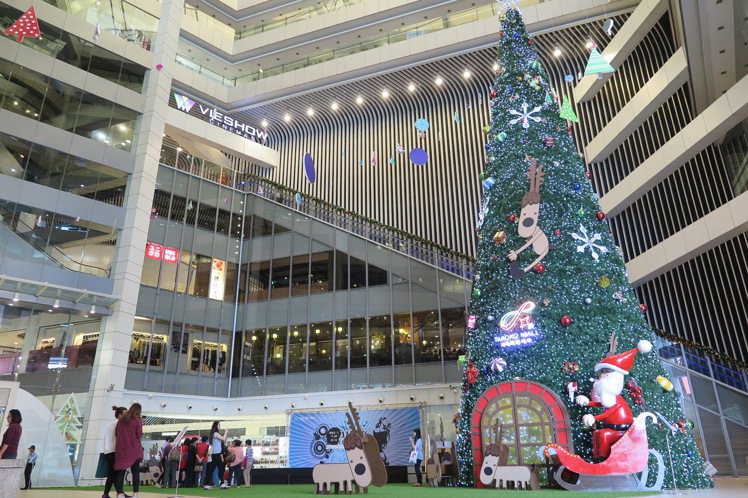 台中大魯閣新時代購物中心，以「耶誕麋樂園」為題材，打造17公尺室內耶誕樹。圖／新時代購物中心提供