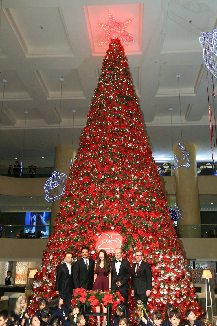 晶華酒店歡慶25周年，打造全台五星級飯店室內最高的繽紛聖誕樹。記者林伯東／攝影