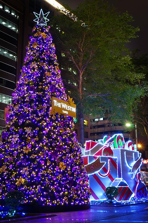 六福耶誕大道以紫金色營造夢幻氛圍。圖／六福旅遊集團提供