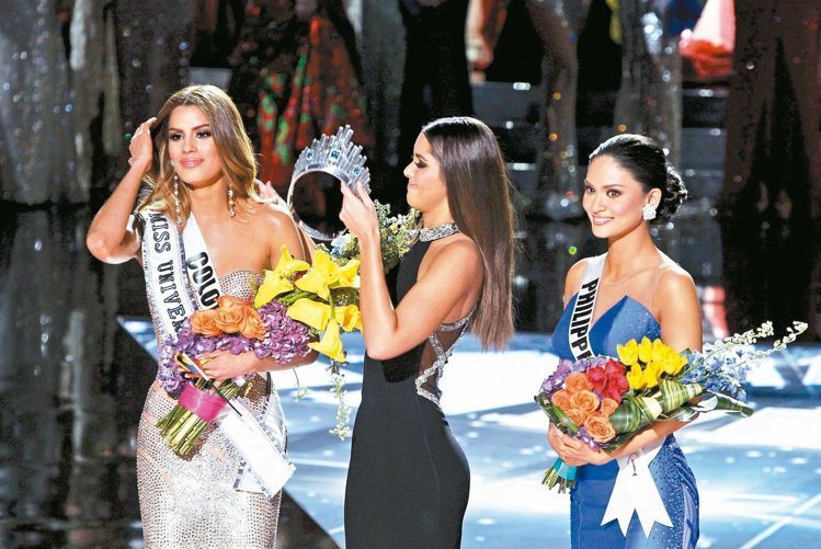 加拉維加斯的「環球小姐」決賽主持人搞烏龍，先宣布哥倫比亞小姐阿雷巴洛（左）贏得后冠，之後又說他搞錯了。圖／路透