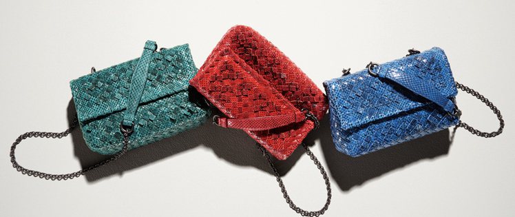 Bottega Veneta水蛇皮編織鍊包，各售138,300元。圖／麗晶精品提供