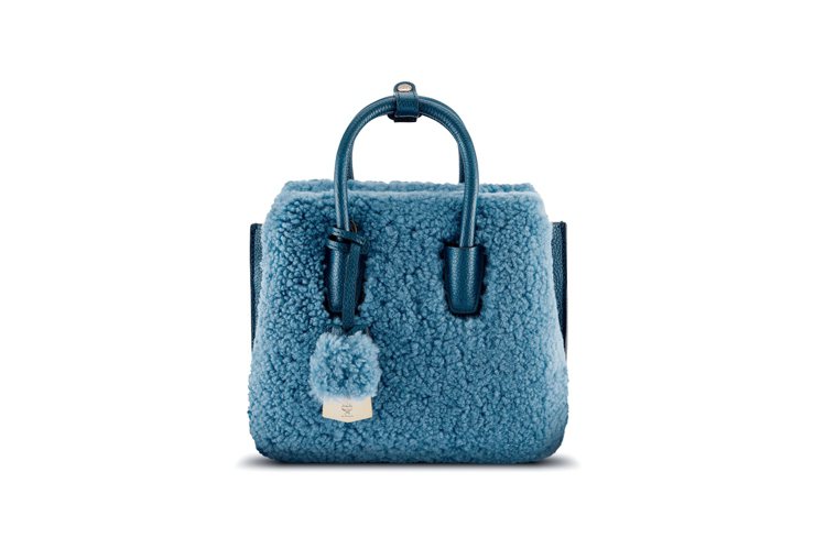 MCMMilla Special小型藍色羔羊絨毛裝飾手袋，價格未定。圖／MCM提供