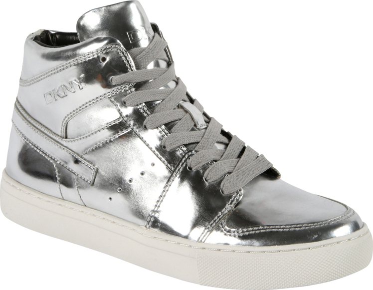 DKNY銀色皮革高統休閒鞋，售價9,990元。圖／DKNY提供
