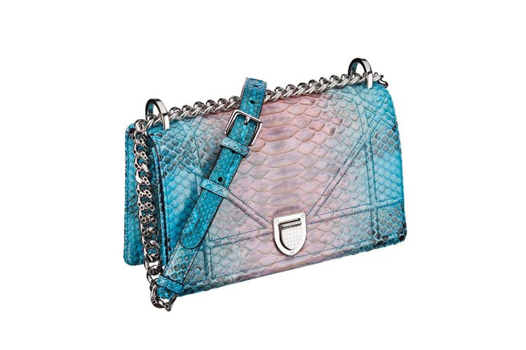 蟒蛇皮Diorama手提包，約18萬元。圖／Dior提供