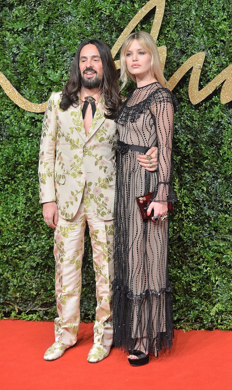 GUCCI創意總監Alessandro Michele(左)榮獲2015年英國時尚協會年度國際設計師大獎，與超模 Georgia May Jagger一起出席。圖／GUCCI提供