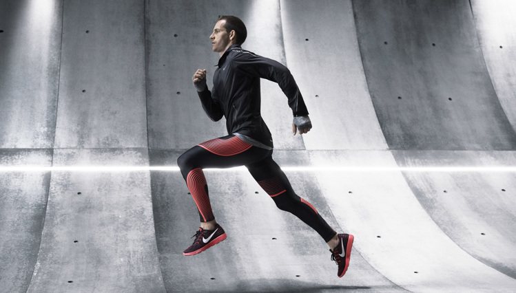 NIKE推出冬季保暖慢跑專業緊身褲，既保暖且可保護肌肉不受傷。圖／NIKE提供