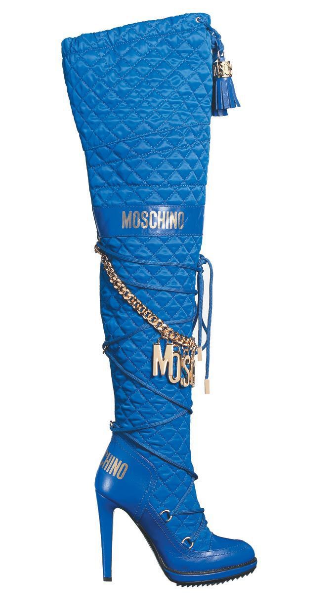 MOSCHINO藍色菱格紋高跟長靴，價格店洽。圖／MOSCHINO提供