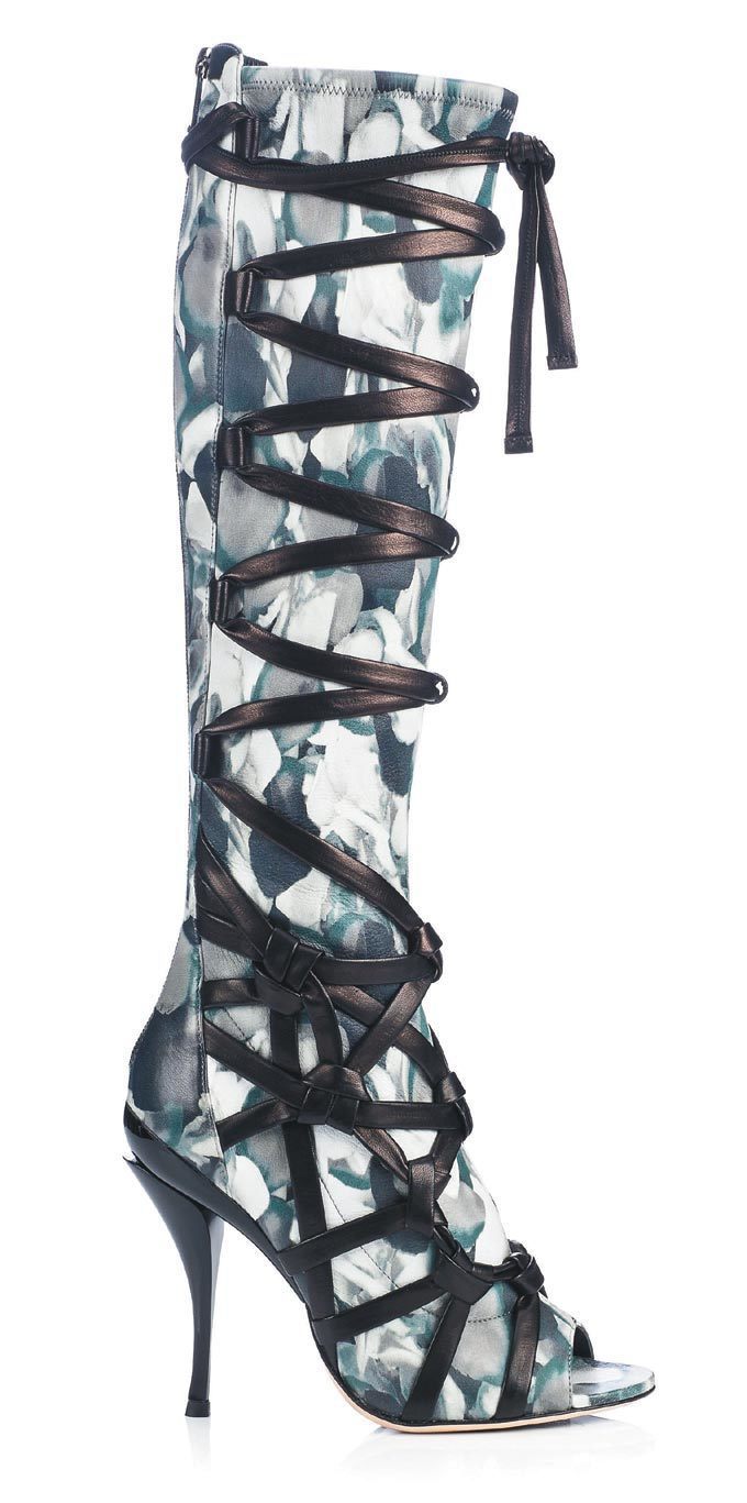 Jimmy Choo以芭蕾舞鞋的綁縛束帶為概念，推出前衛印花的皮革繫帶靴款。 圖／Jimmy Choo提供