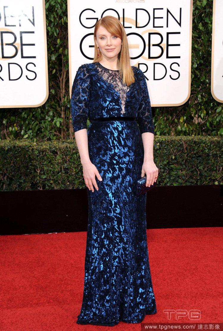 Bryce Dallas Howard 在本屆金球獎上穿了一件 Jenny Packham 藍色蕾絲七分袖禮服，典雅復古。不過這件衣服不是廠商贊助，而是她自行從百貨公司買來的。圖／達志影像